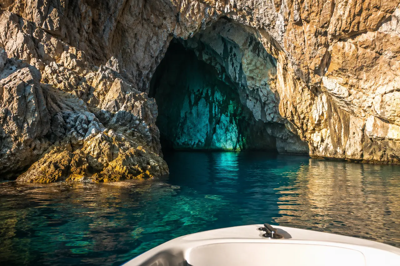 Découvrir le Cap Carbon et les grottes marines de Béjaïa en bateau — JET7 Sensation à Béjaïa